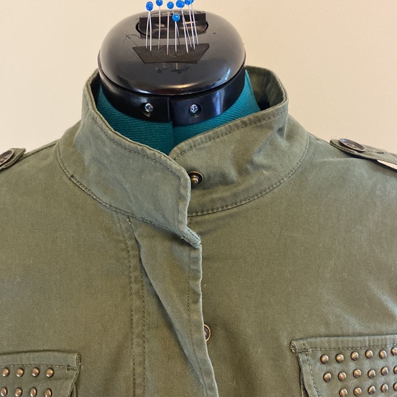 Medium army green cargo vest with zipper or button down option and four pockets - Picture 5 of 10